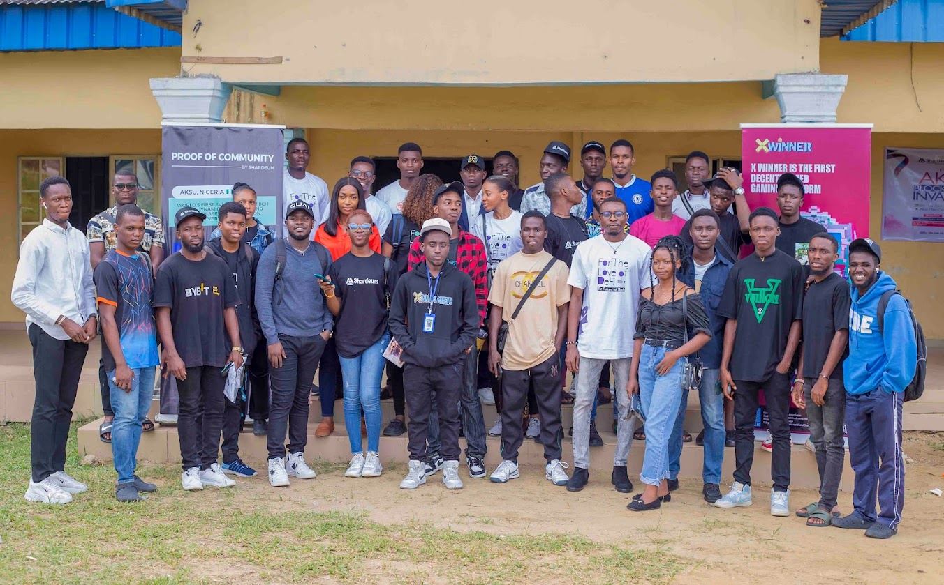 The full group of attendees and organisers at For The Love Of DeFi, AKSU